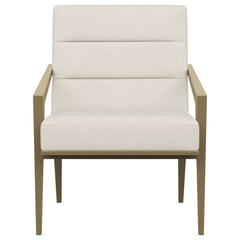 Sillón Kirra con brazos de metal tapizados en color crema