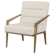 Sillón Kirra con brazos de metal tapizados en color crema