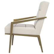 Sillón Kirra con brazos de metal tapizados en color crema