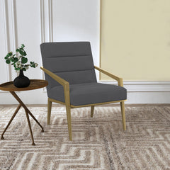 Sillón Kirra con brazos de metal tapizados en color crema