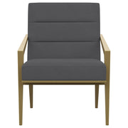 Sillón Kirra con brazos de metal tapizados en color crema