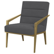 Sillón Kirra con brazos de metal tapizados en color crema