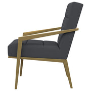 Sillón Kirra con brazos de metal tapizados en color crema