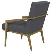 Sillón Kirra con brazos de metal tapizados en color crema