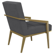 Sillón Kirra con brazos de metal tapizados en color crema