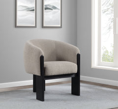 Silla decorativa Valdez Boucle con respaldo de barril tapizado en beige