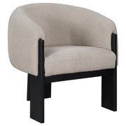 Silla decorativa Valdez Boucle con respaldo de barril tapizado en beige