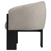 Silla decorativa Valdez Boucle con respaldo de barril tapizado en beige