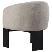 Silla decorativa Valdez Boucle con respaldo de barril tapizado en beige