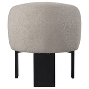 Silla decorativa Valdez Boucle con respaldo de barril tapizado en beige