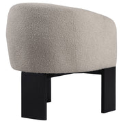 Silla decorativa Valdez Boucle con respaldo de barril tapizado en beige