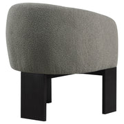 Silla decorativa Valdez Boucle con respaldo de barril tapizado en beige