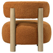 Silla decorativa Zonie Boucle con respaldo de barril tapizado en naranja