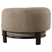 Silla decorativa Lawler con respaldo de barril tapizado en color marfil