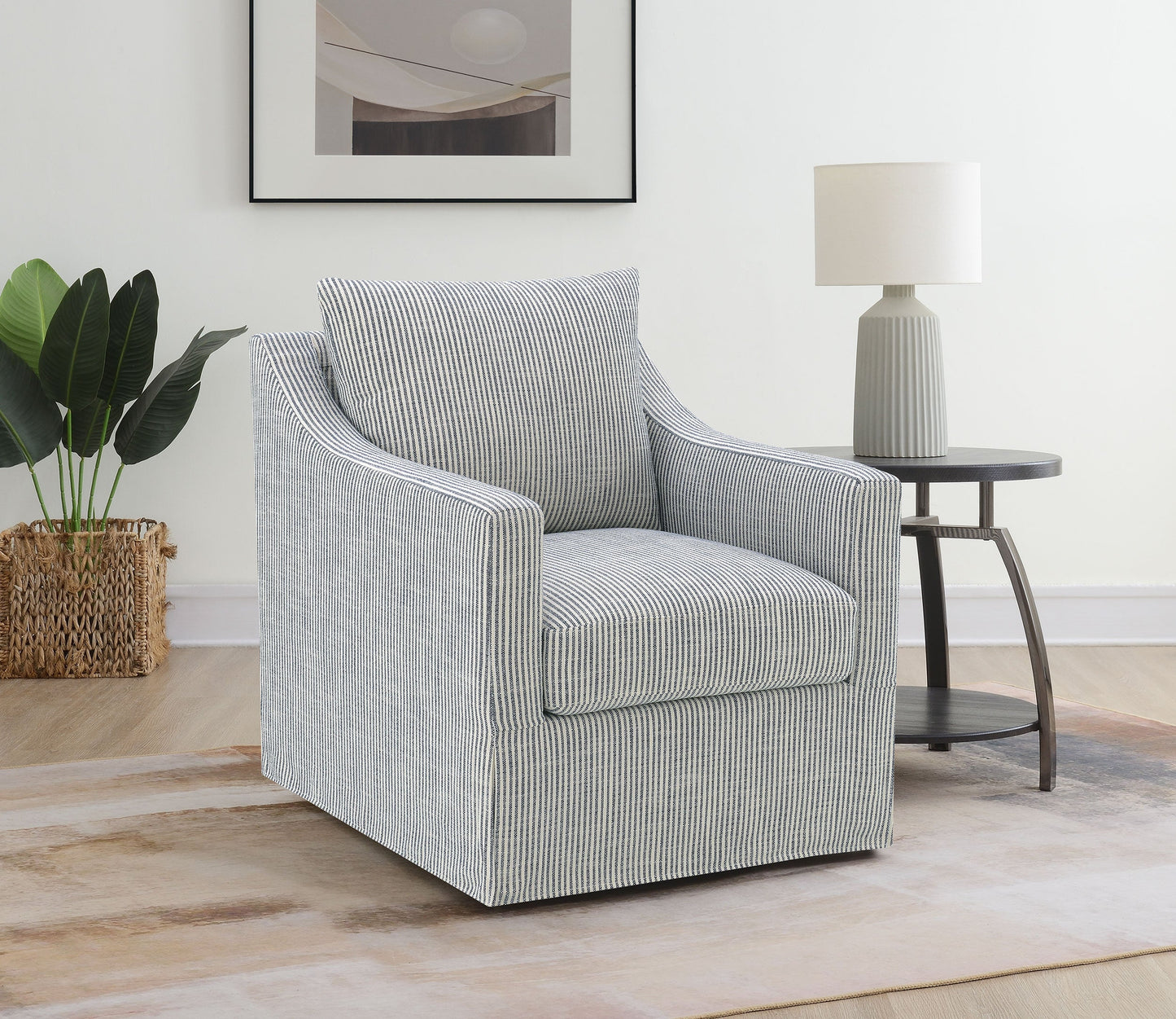 Sillón giratorio con brazos inclinados tapizado de invierno, color beige
