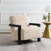 Silla Fitzroy tapizada en piel sintética con brazos de madera maciza color café con leche