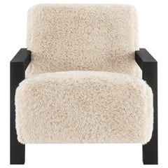 Silla Fitzroy tapizada en piel sintética con brazos de madera maciza color café con leche