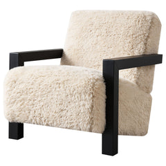 Silla Fitzroy tapizada en piel sintética con brazos de madera maciza color café con leche