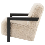 Silla Fitzroy tapizada en piel sintética con brazos de madera maciza color café con leche