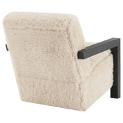 Silla Fitzroy tapizada en piel sintética con brazos de madera maciza color café con leche