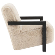 Silla Fitzroy tapizada en piel sintética con brazos de madera maciza color café con leche