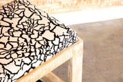 Banco decorativo Aiden tapizado en tela, blanco desgastado