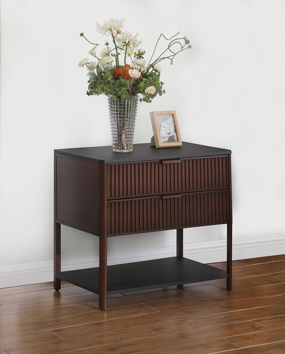 Mesa auxiliar Zimmerlee de 2 cajones con estante en color marrón óxido