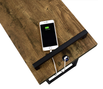 Mesa auxiliar Maxwell en forma de C con carga USB y acabado en imitación mármol gris