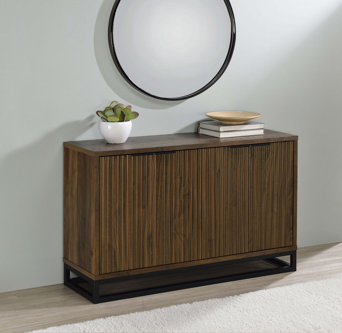 Gabinete decorativo de madera de ingeniería de 4 puertas Ryatt, pino oscuro