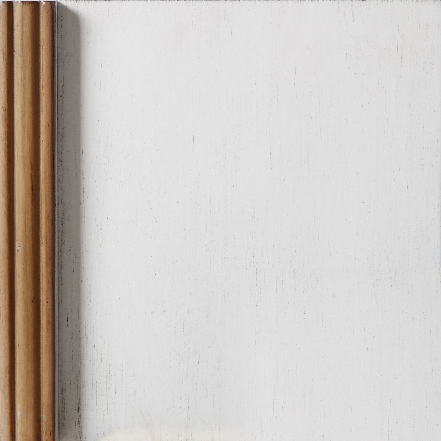 Armario alto de madera Tammi de dos puertas en blanco envejecido y marrón