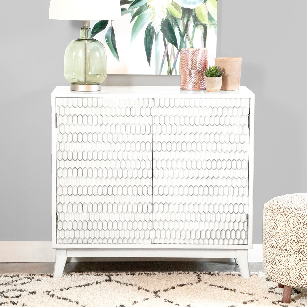 Gabinete Gambon de 2 puertas con acento de madera con diseño de panal, blanco