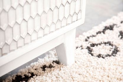 Gabinete Gambon de 2 puertas con acento de madera con diseño de panal, blanco