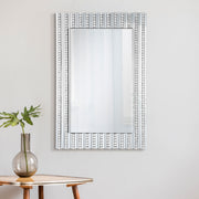 Espejo de pared de cristal acrílico Aideen de 32 x 47 pulgadas, plateado