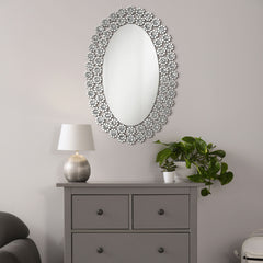 Espejo de pared ovalado Colleen de 31 x 47 pulgadas con flores de cristal plateadas
