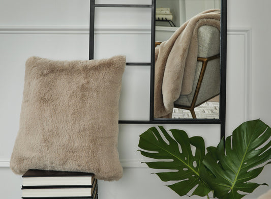 Gariland Pillow