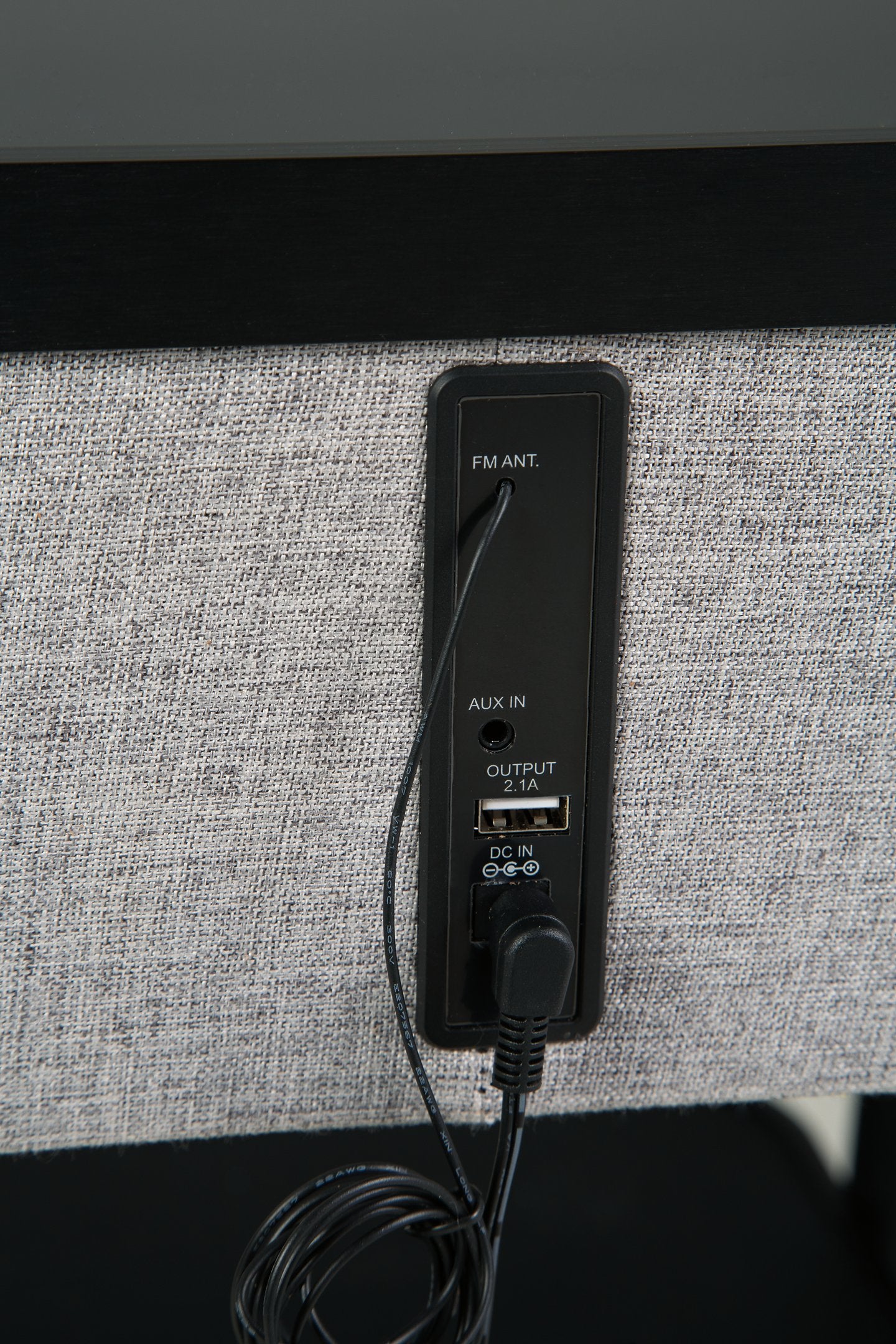 Mesa auxiliar Jorvalee con altavoz