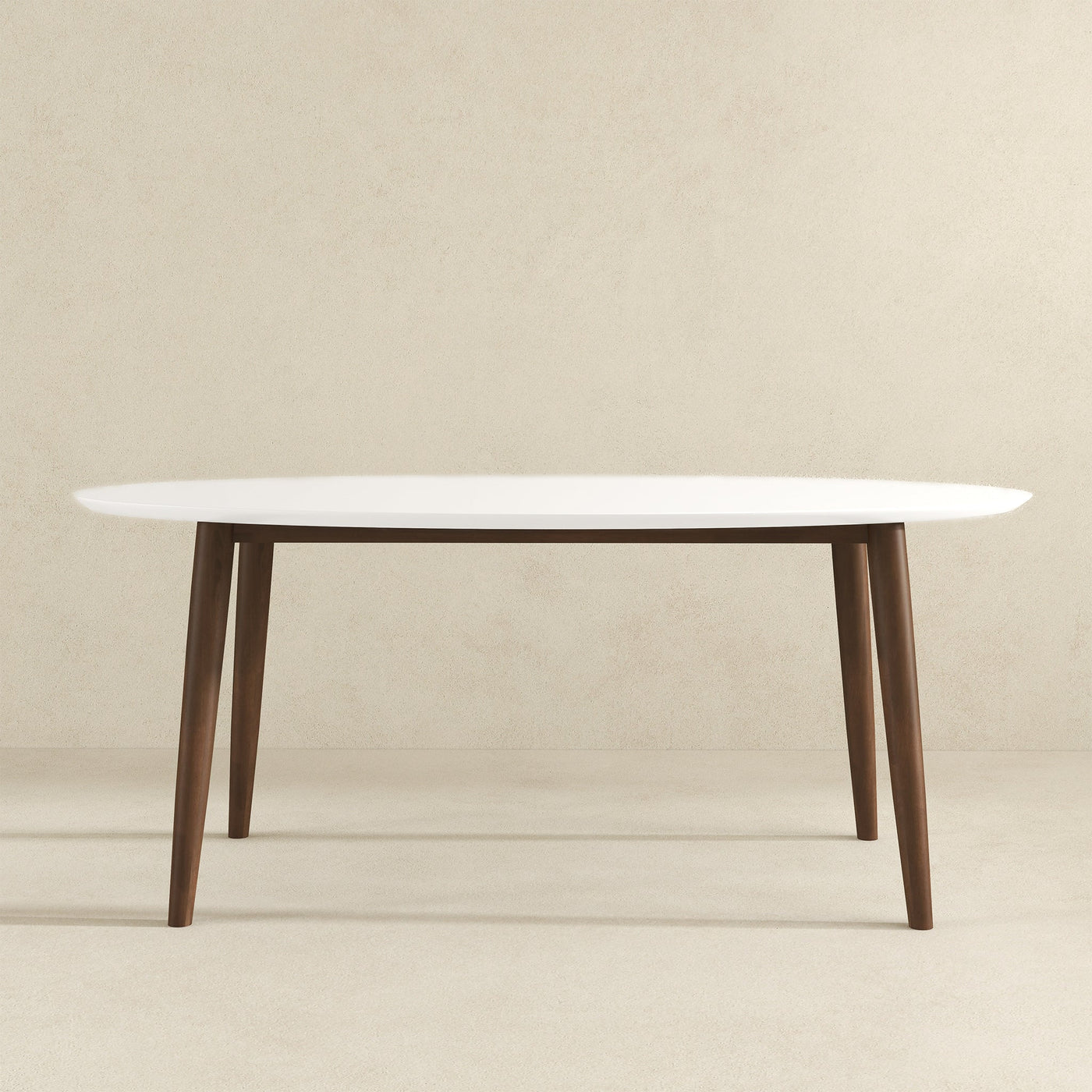 Mesa de comedor ovalada de madera maciza con tapa blanca estilo moderno de mediados de siglo de Ada