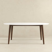 Mesa de comedor ovalada de madera maciza con tapa blanca estilo moderno de mediados de siglo de Ada