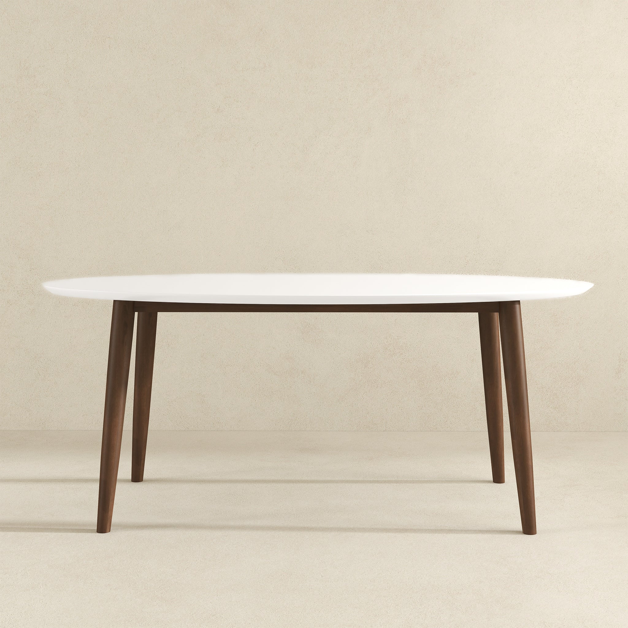 Mesa de comedor ovalada de madera maciza con tapa blanca estilo moderno de mediados de siglo de Ada