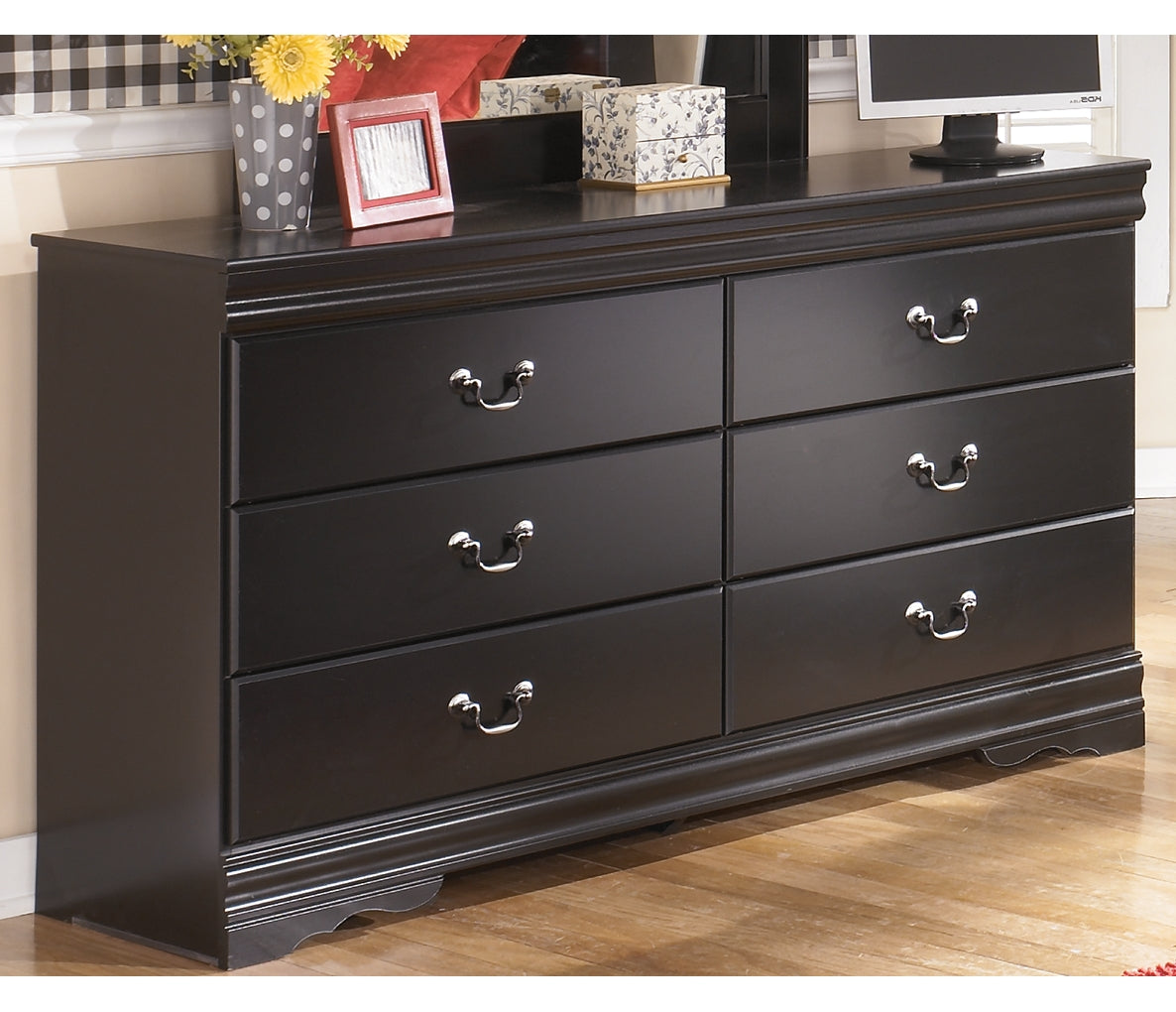 Huey Vineyard Six Drawer Dresser