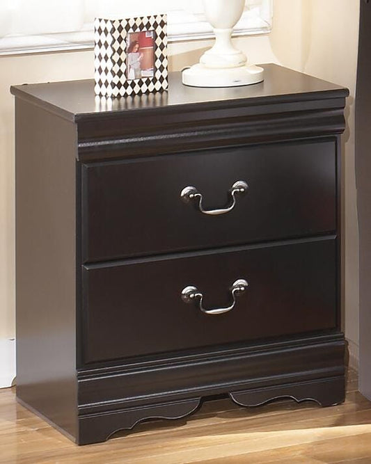 Huey Vineyard Full Sleigh Bed with Mirrored Dresser, Chest and Nightstand