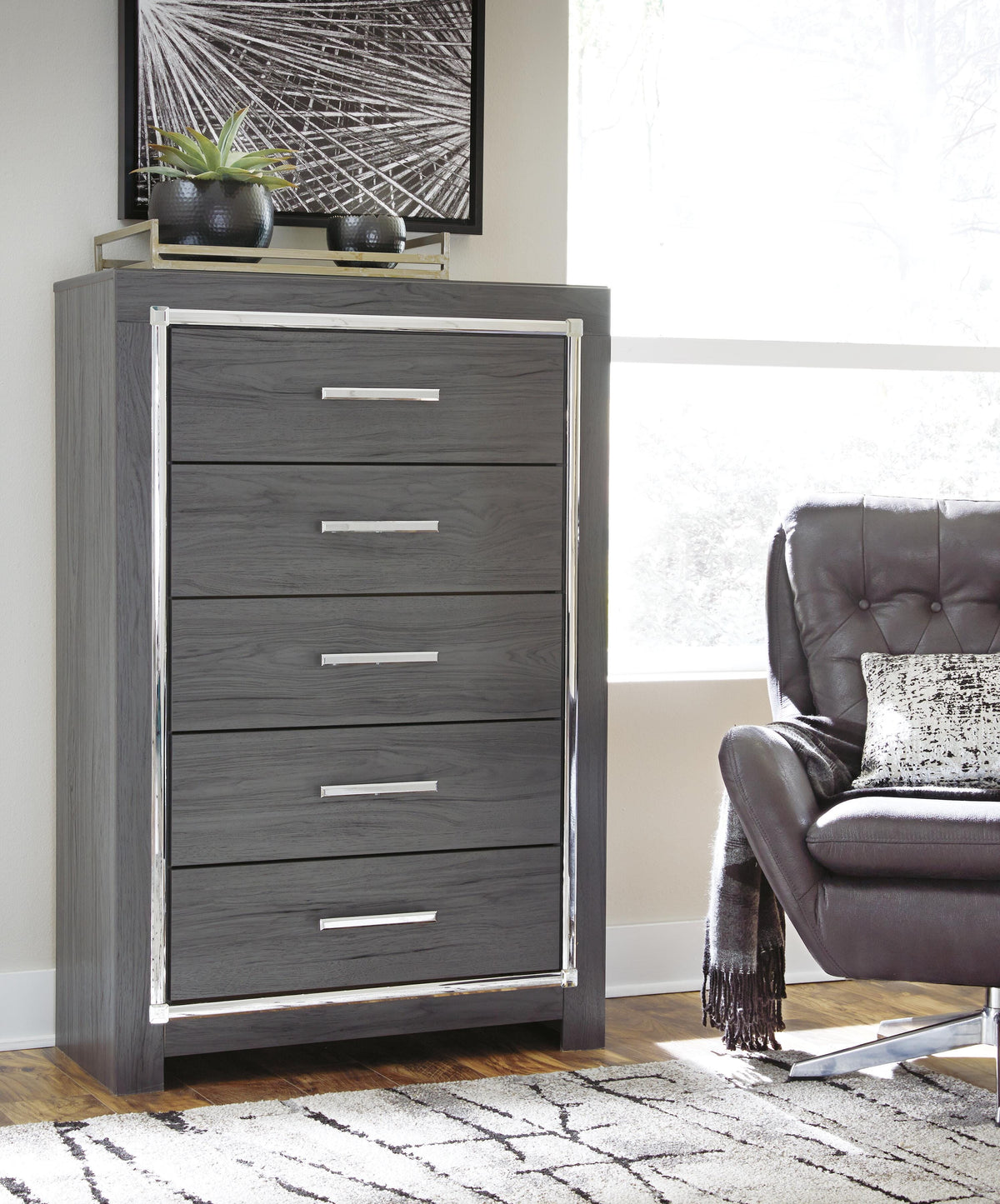 Lodanna King Panel Bed with Mirrored Dresser, Chest and Nightstand