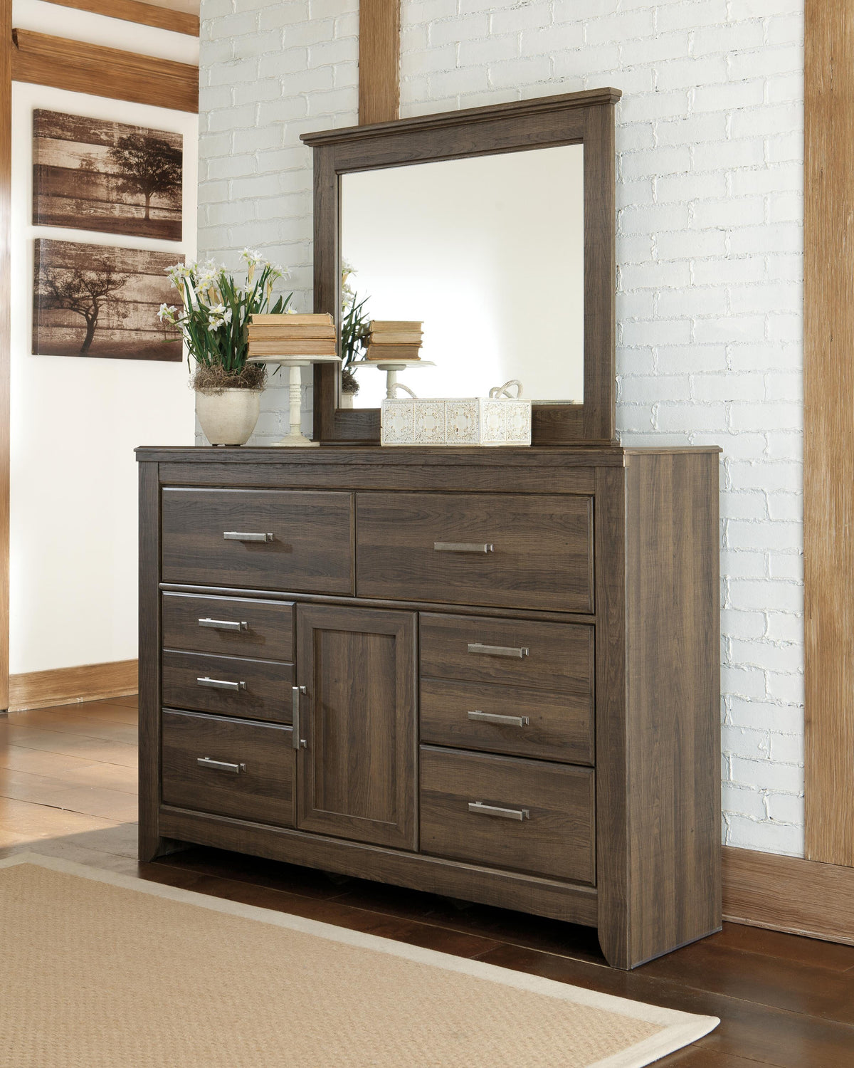 Juararo Queen Poster Bed with Mirrored Dresser and 2 Nightstands