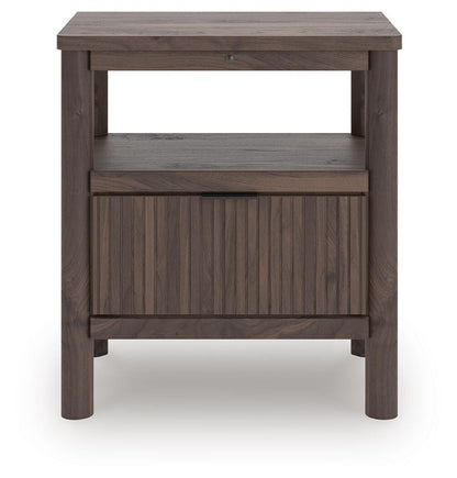 Pamytta Queen Panel Bed, Dresser, Mirror and Nightstand