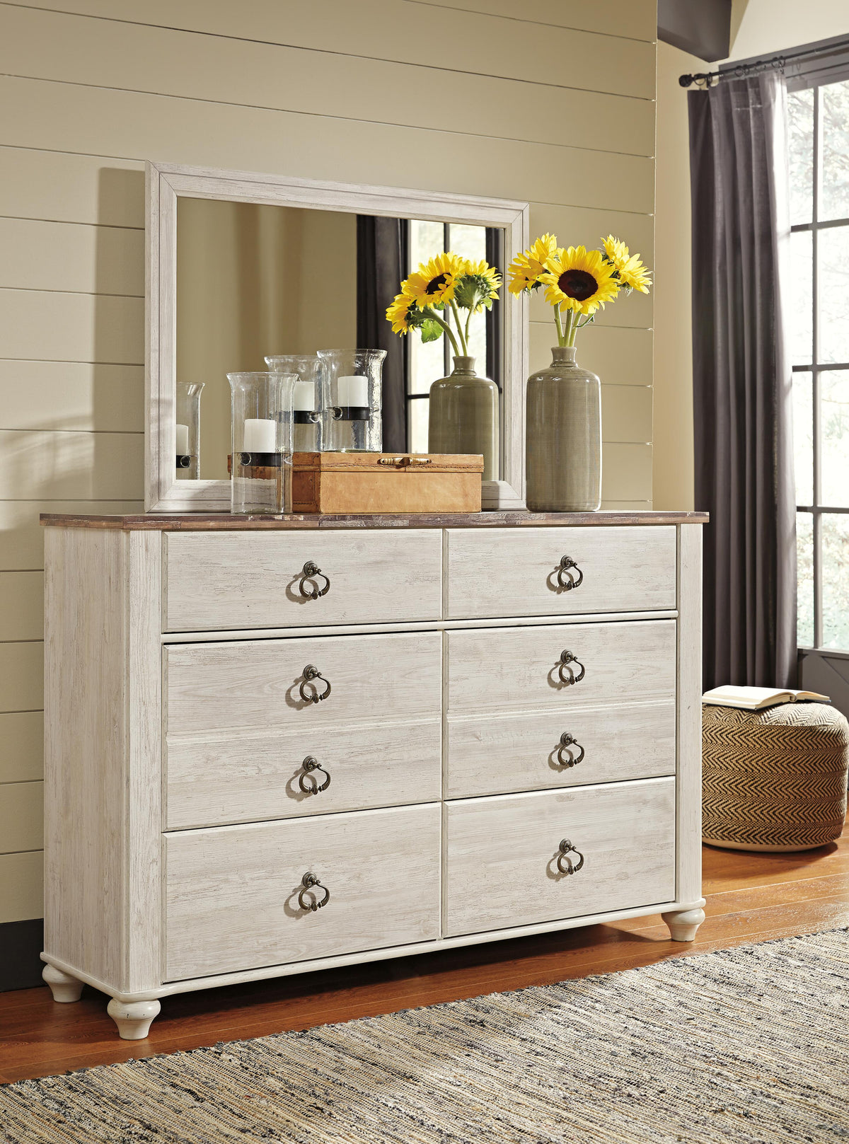 Willowton Queen Sleigh Bed with Mirrored Dresser