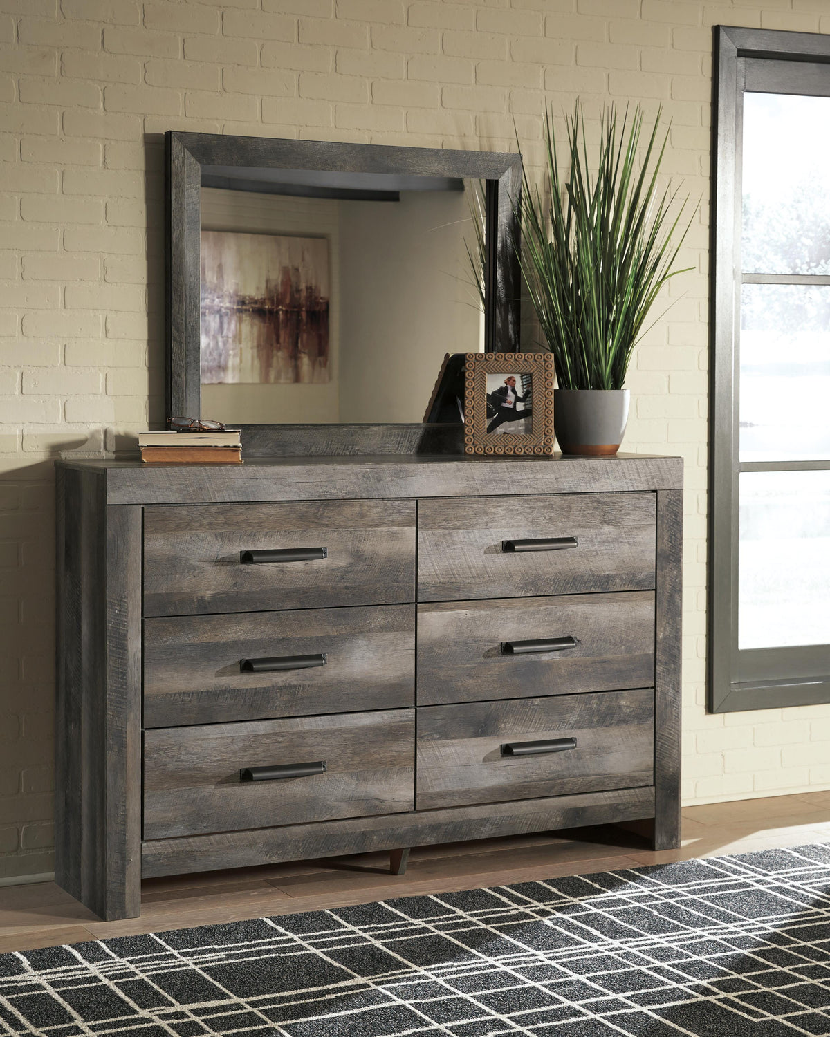 Wynnlow Queen Crossbuck Panel Bed with Mirrored Dresser