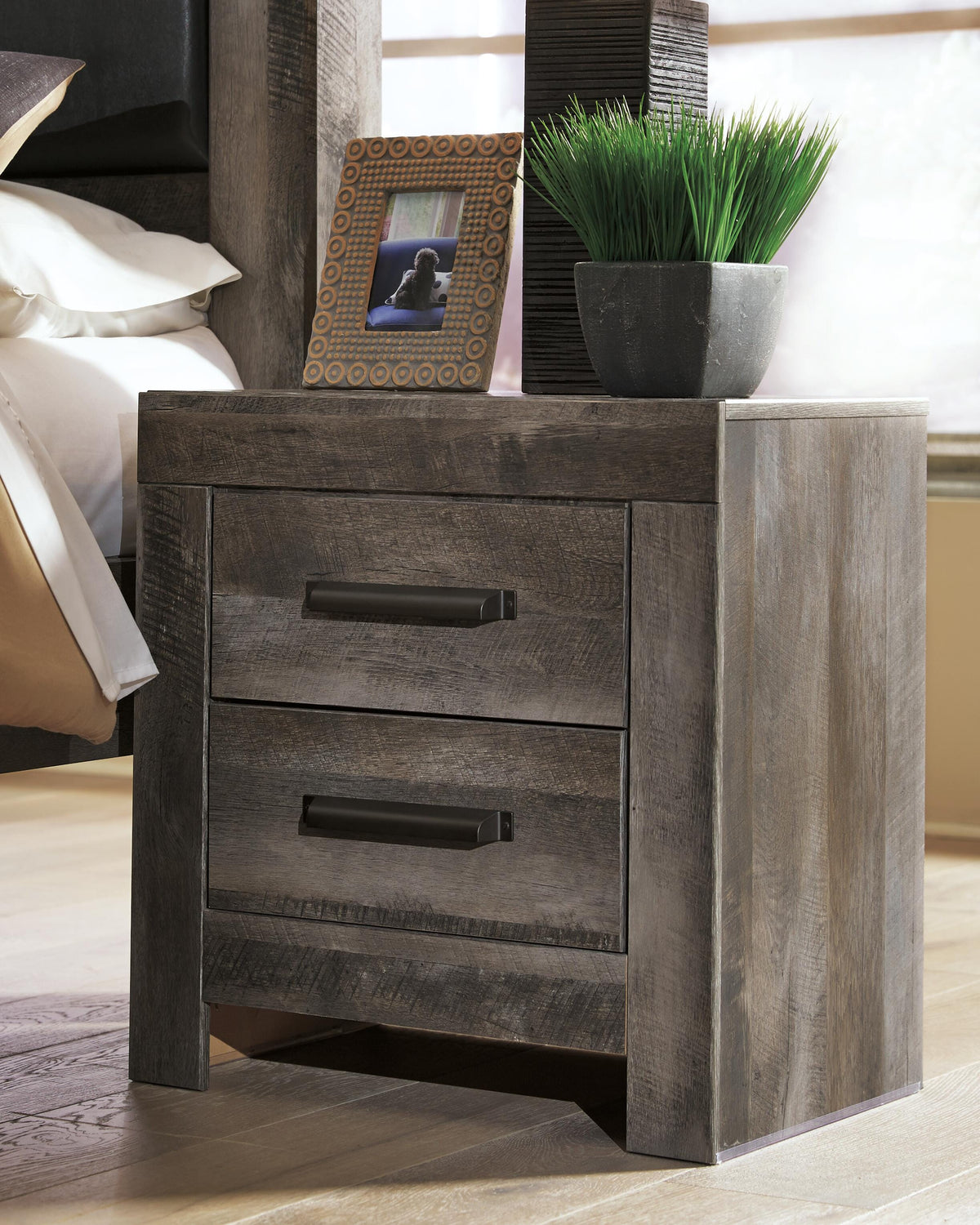 Wynnlow King Poster Bed, Dresser, Mirror and Nightstand