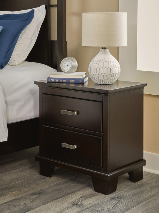 Covetown Queen Panel Bed with Mirrored Dresser and Nightstand