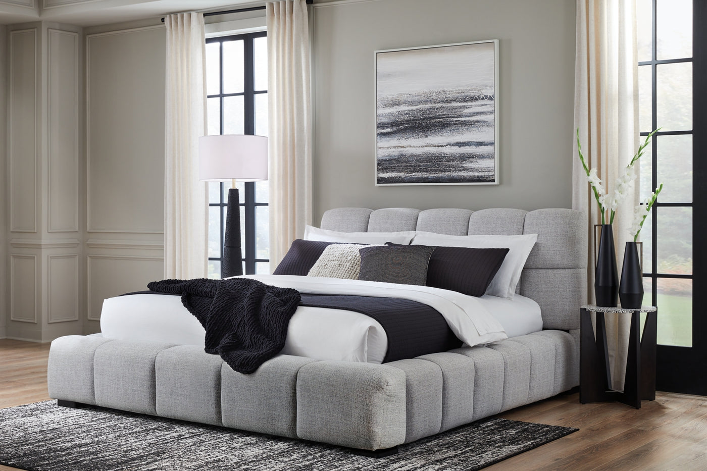 Greendusk Queen Upholstered Bed