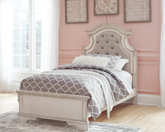 Realyn Full Panel Bed